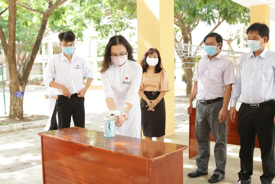 Trường ĐH Kiên Giang hỗ trợ thầy, trò vùng đất mũi phòng chống dịch ảnh 1