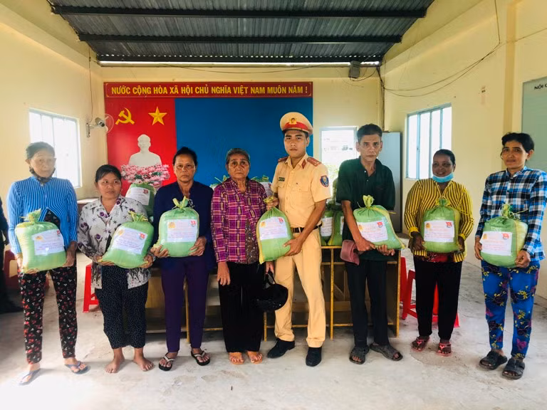 Công an Sóc Trăng chung tay hỗ trợ người dân hoàn cảnh khó khăn