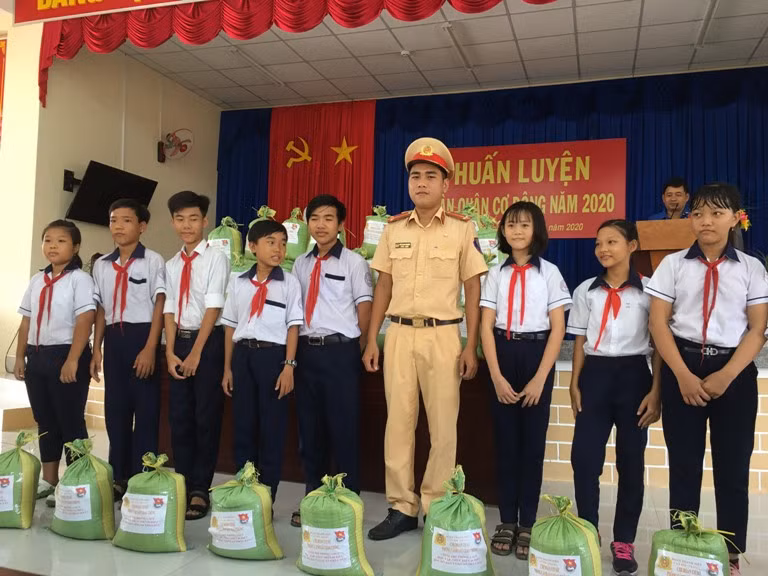 Công an Sóc Trăng chung tay hỗ trợ người dân hoàn cảnh khó khăn ảnh 1