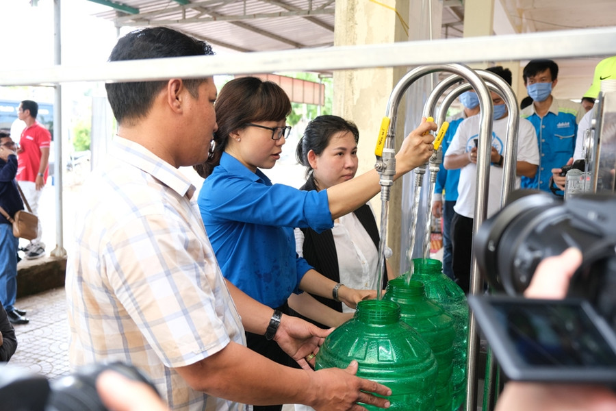 Trao nguồn nước ngọt cho bà con vùng hạn mặn ảnh 1