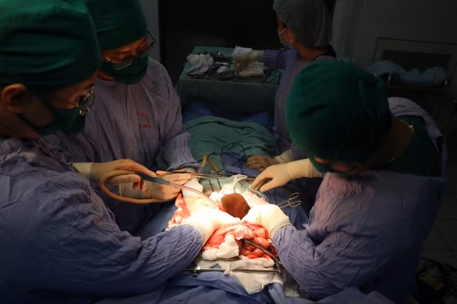 Đang cắt cỏ, người đàn ông bị lưỡi phay máy cắt đâm thủng bụng