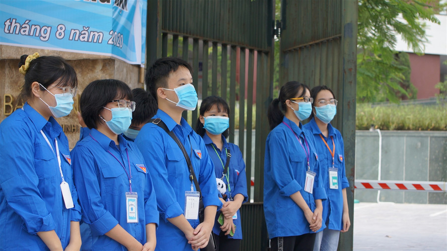 Bắc Ninh: Sĩ tử hân hoan nhận lời cổ vũ của thanh niên tình nguyện ảnh 2