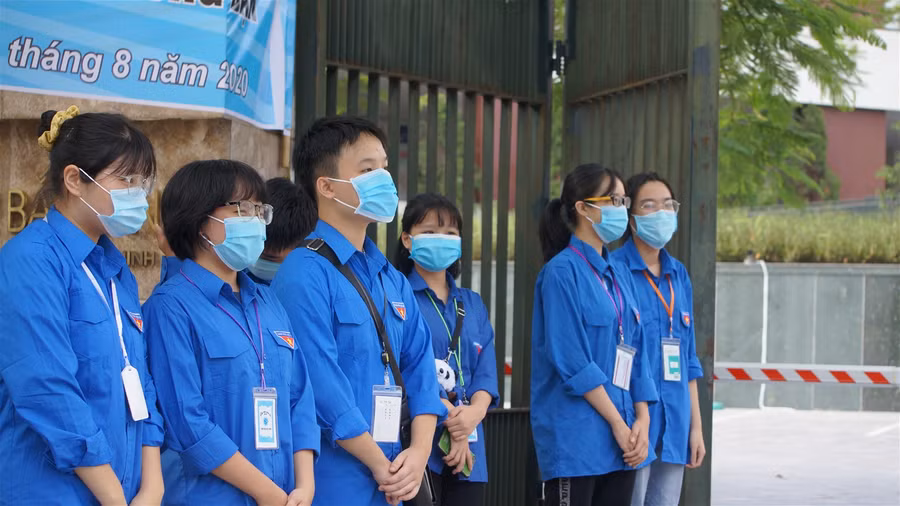 Bắc Ninh: Sĩ tử hân hoan nhận lời cổ vũ của thanh niên tình nguyện ảnh 2