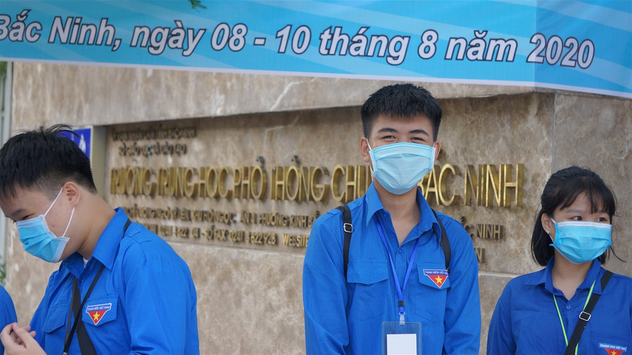 Bắc Ninh: Sĩ tử hân hoan nhận lời cổ vũ của thanh niên tình nguyện ảnh 1