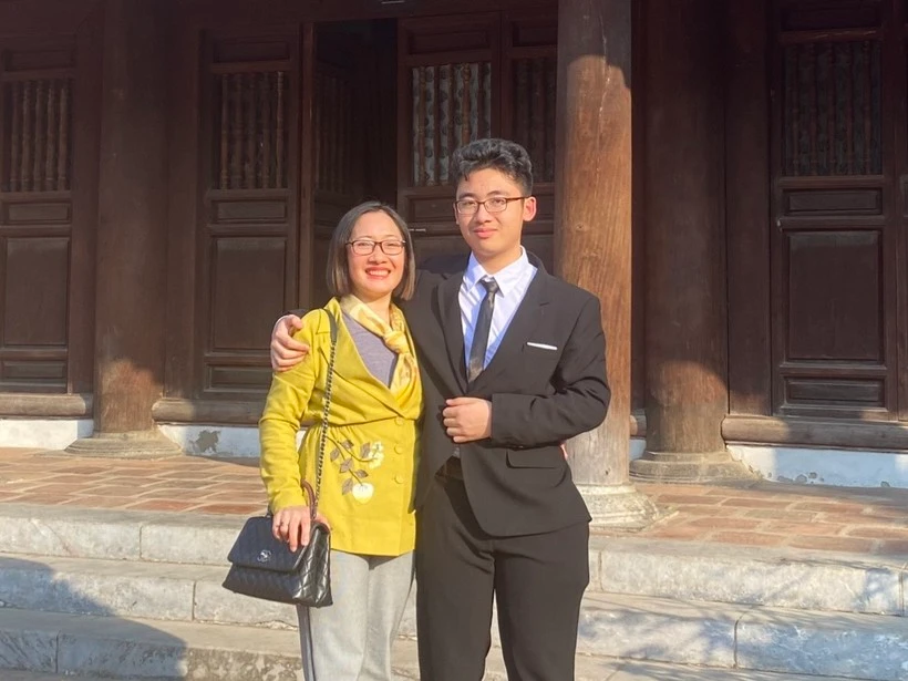 Chị Đỗ Mai Hòa và em Võ Hoàng Hải, Huy chương Vàng Olympic Vật lý quốc tế năm 2022. Ảnh Ngô Chuyên.