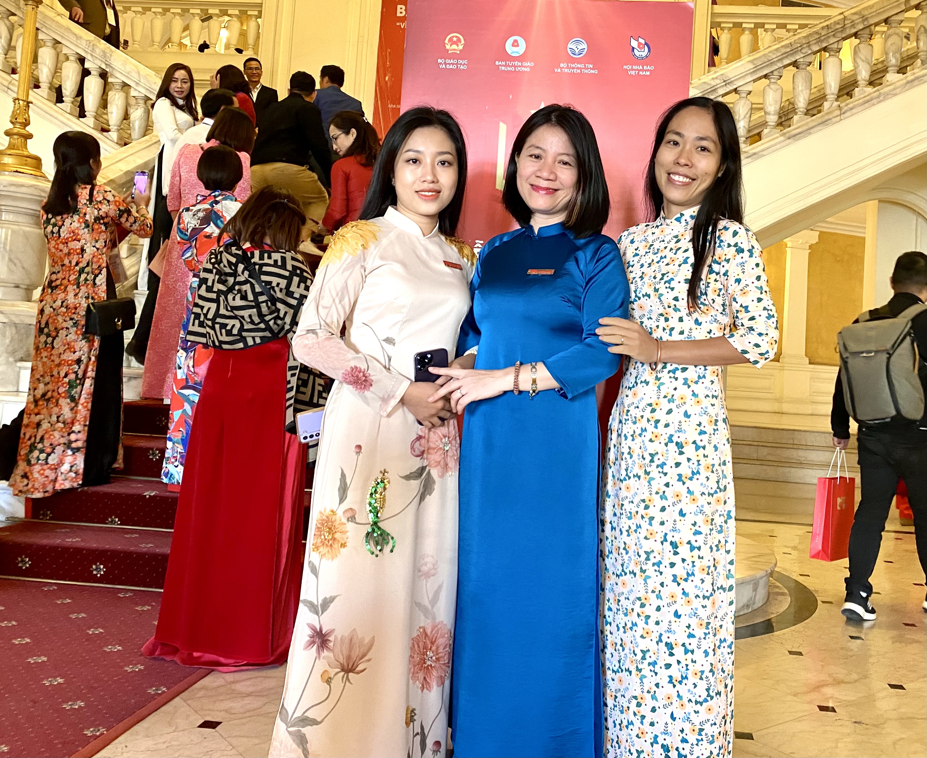 Nhóm tác giả Báo Đại đoàn kết. Ảnh Ngô Chuyên