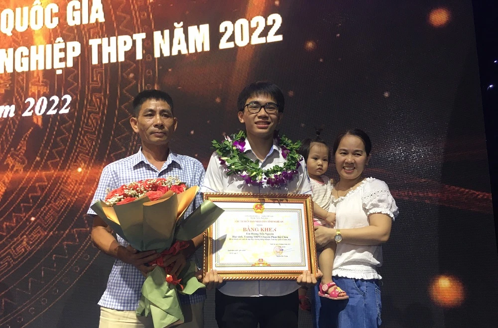 Gia đình em Hoàng Tiến Nguyên - Huy chương Đồng Toán học Quốc tế năm 2022.