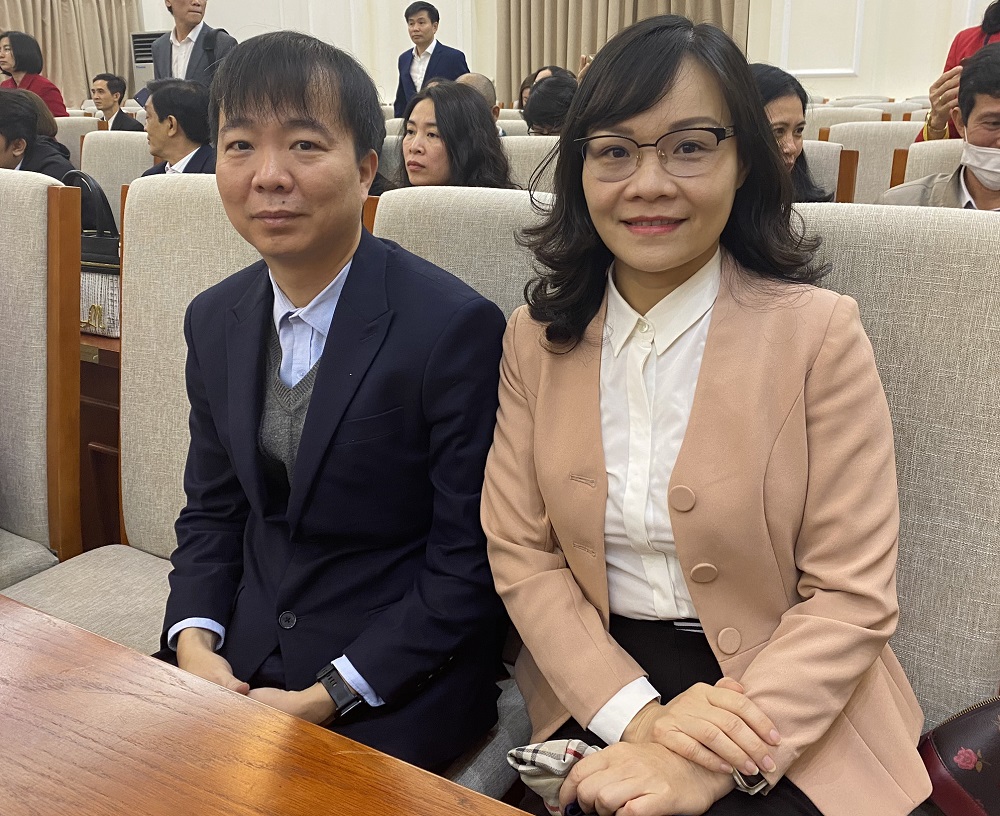 Bố mẹ em Phạm Việt Hưng - Huy chương Vàng Toán học quốc tế năm 2022. Ảnh Ngô Chuyên. Bố mẹ em Phạm Việt Hưng - Huy chương Vàng Toán học quốc tế năm 2022. Ảnh Ngô Chuyên.