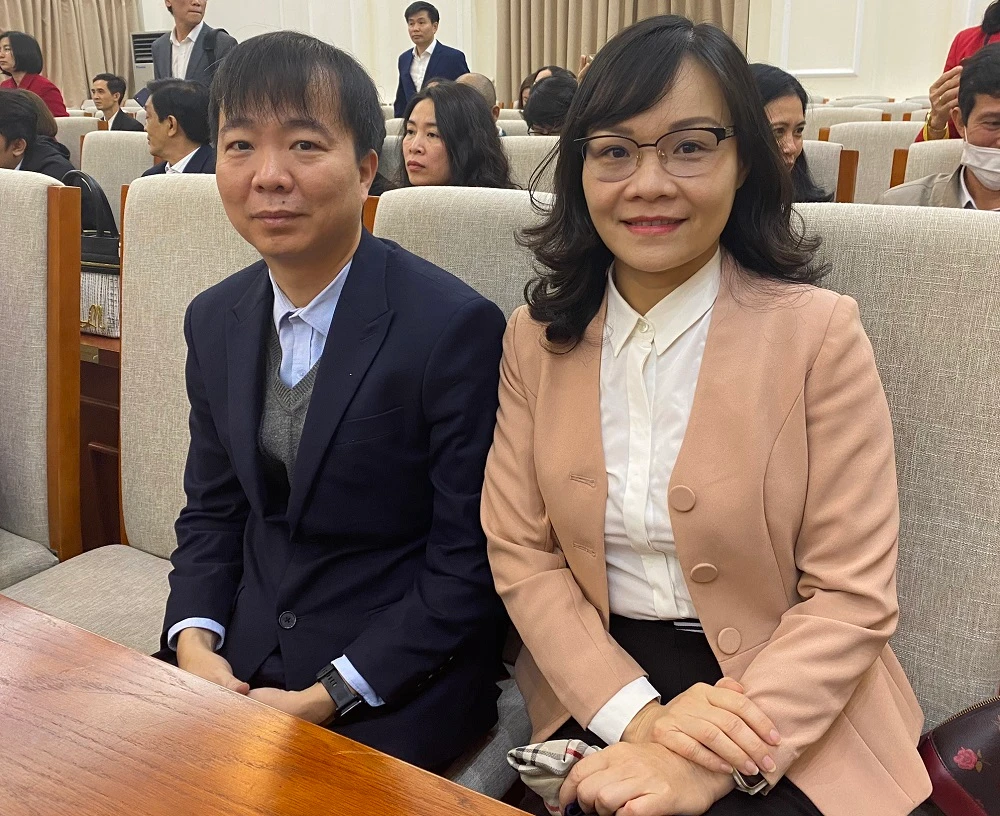 Bố mẹ em Phạm Việt Hưng - Huy chương Vàng Toán học quốc tế năm 2022. Ảnh Ngô Chuyên.