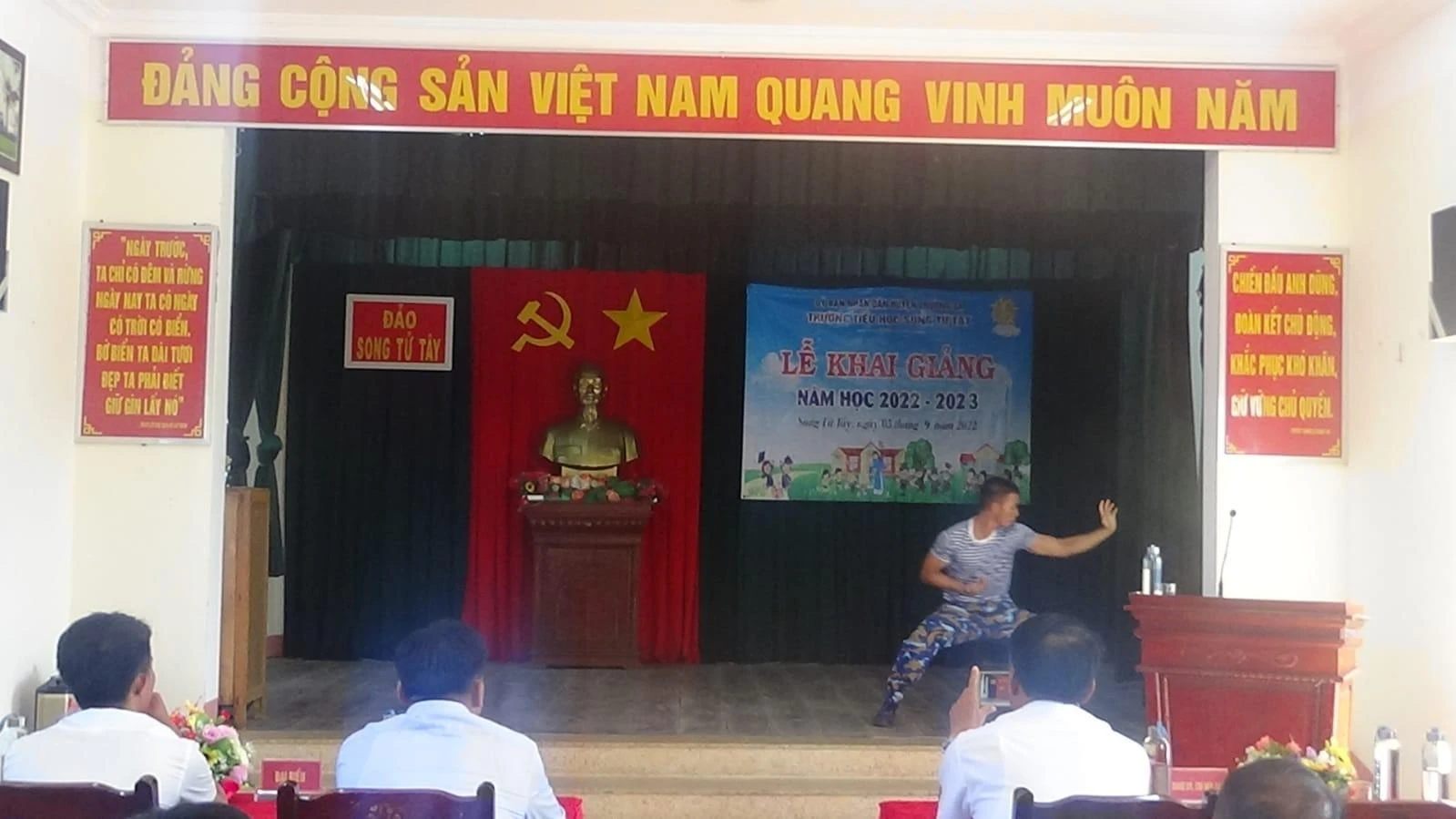 Chiến sĩ bộ đội ở đảo Song Tử Tây tham biểu diễn màm võ thuật trong Lễ khai giảng.