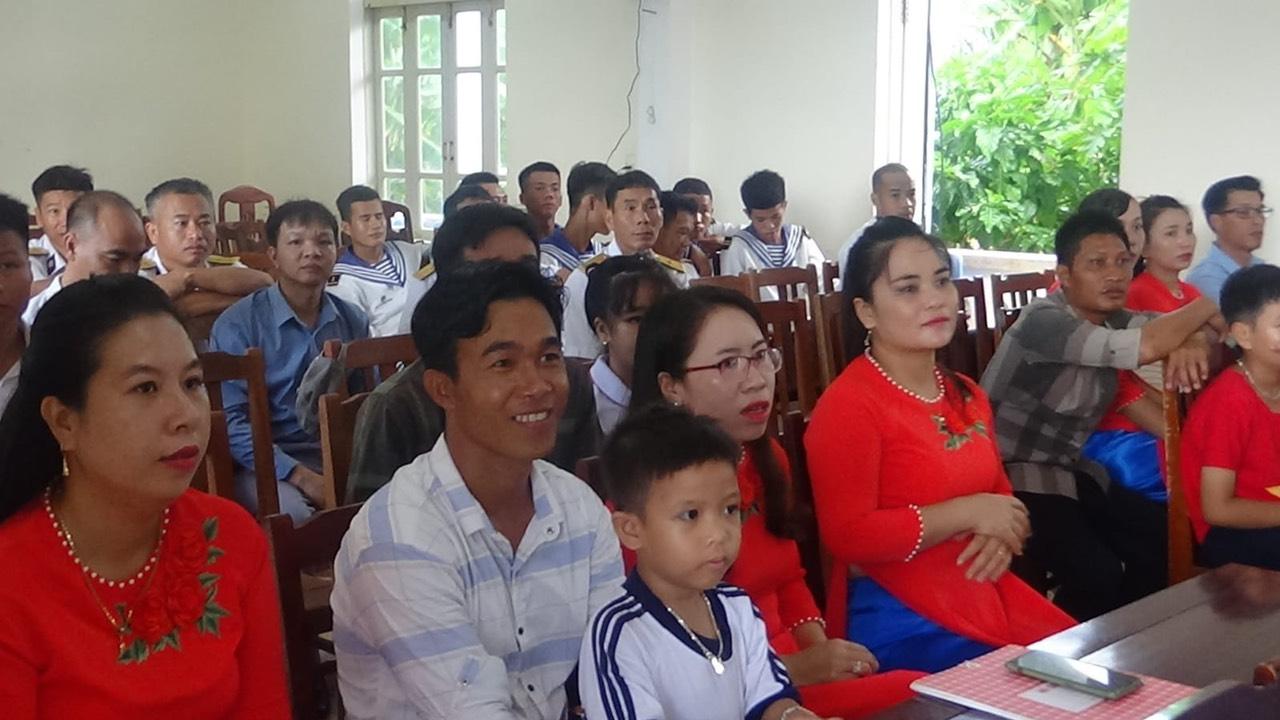 Lễ khai giảng có sự tham dự của phụ huynh, các chiến sĩ ở đảo. Lễ khai giảng có sự tham dự của phụ huynh, các chiến sĩ ở đảo.