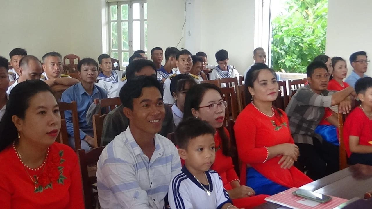 Lễ khai giảng có sự tham dự của phụ huynh, các chiến sĩ ở đảo.