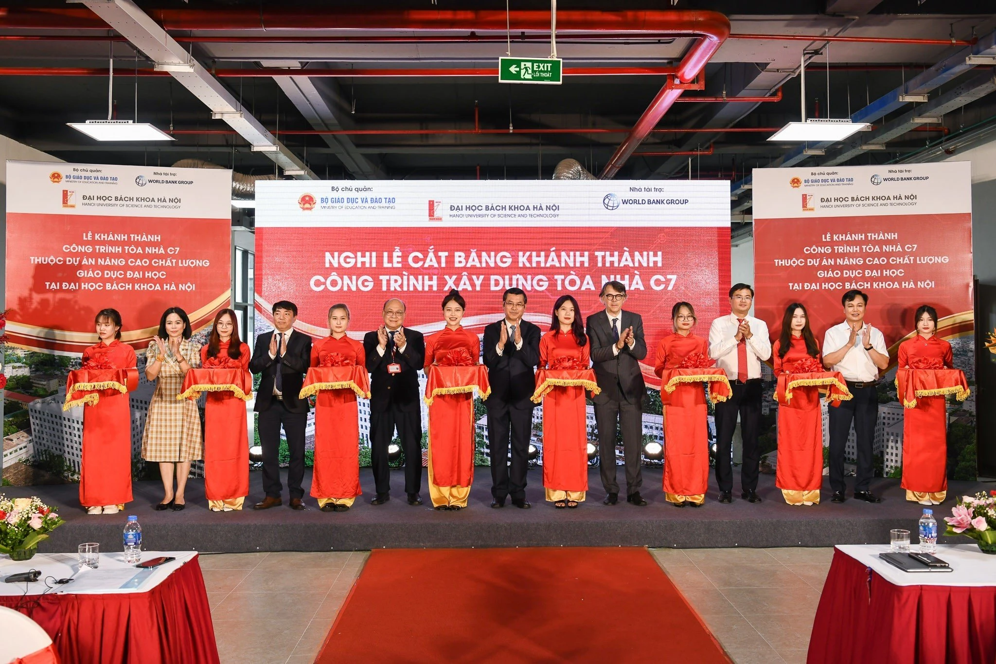 Thứ trưởng Bộ GD&amp;ĐT Nguyễn Văn Phúc cắt băng khánh thành.