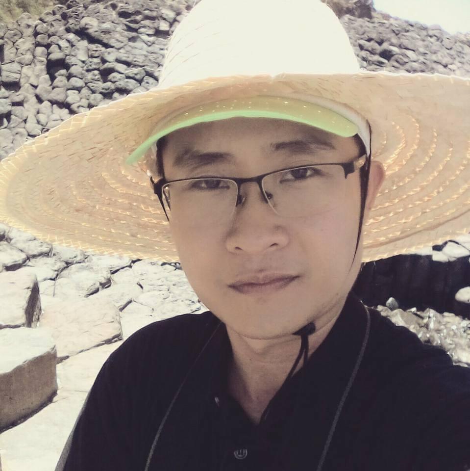 Nhà báo Quốc Ngữ trong một lần đi tác nghiệp. Nhà báo Quốc Ngữ trong một lần đi tác nghiệp.