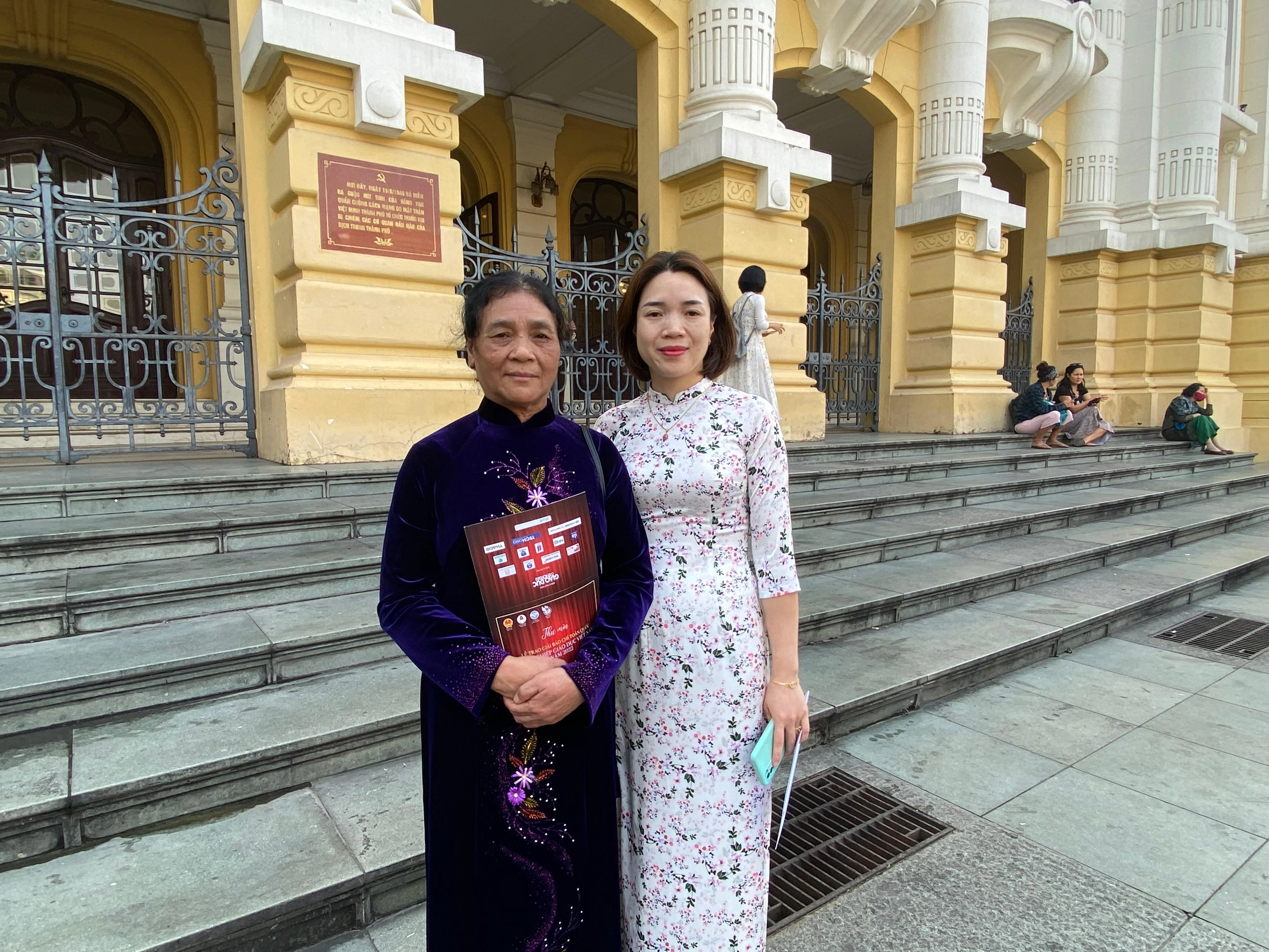 Bà Hoàng Thị Tĩnh cùng con gái đến tham dự Lễ trao Giải Báo chí toàn quốc 'Vì sự nghiệp Giáo dục Việt Nam' năm 2022 từ sáng sớm. Ảnh Ngô Chuyên.