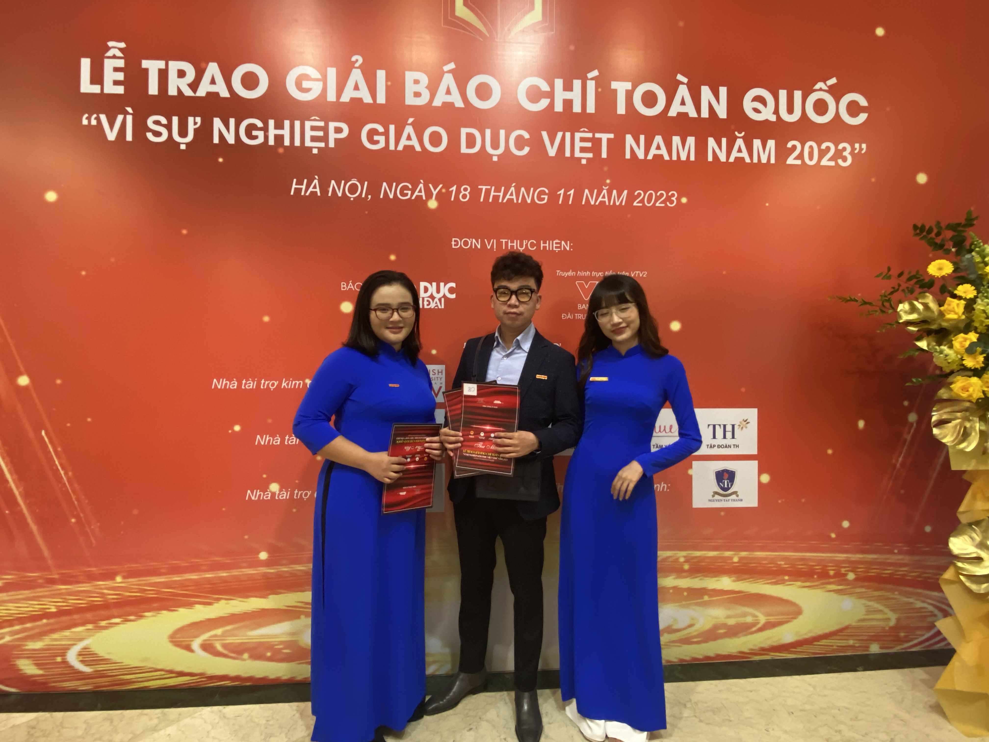 Nhóm phóng viên Báo Lao động. Ảnh Ngô Chuyên. Nhóm phóng viên Báo Lao động. Ảnh Ngô Chuyên.