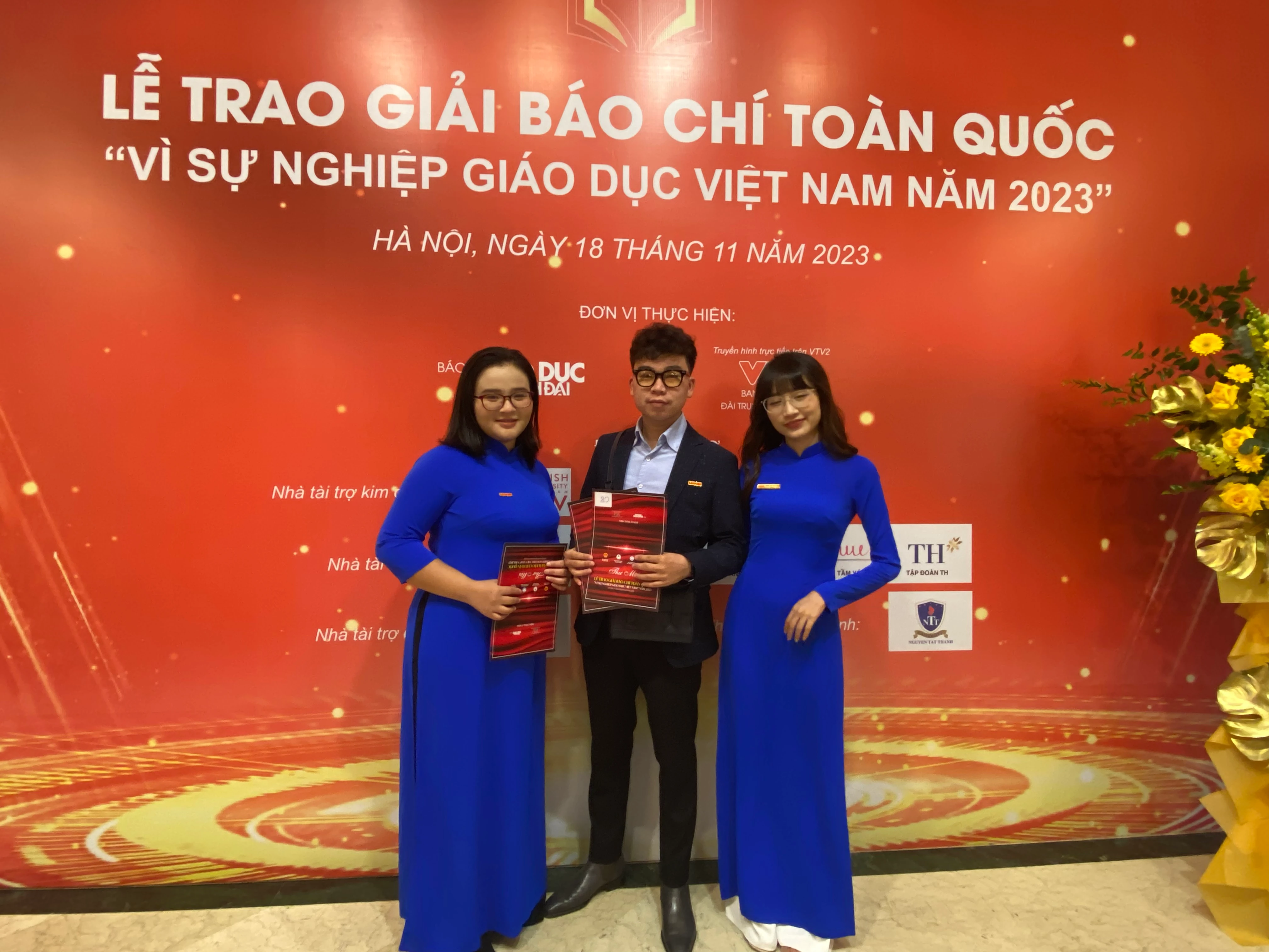 Nhóm phóng viên Báo Lao động. Ảnh Ngô Chuyên.