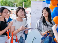Thí sinh tìm hiểu thông tin tuyển sinh của Trường Đại học Kinh tế - Luật (Đại học Quốc gia TPHCM). Ảnh: UEL.