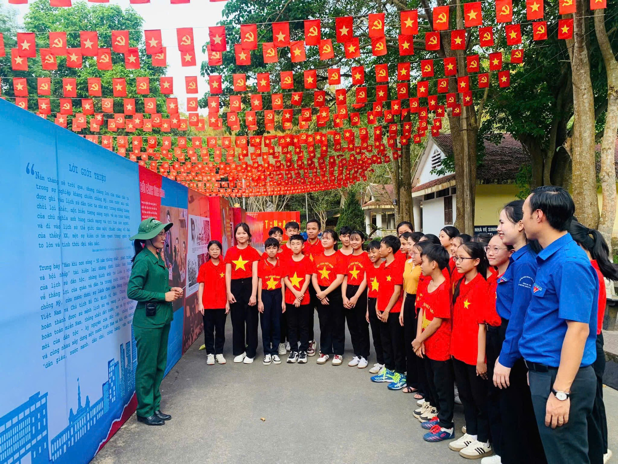Khu triển lãm ảnh “Hào khí non sông – 50 năm thống nhất, phát triển và hội nhập” tại Ngã ba Đồng Lộc. z6553556657347-71060f17f41b6b0103d8db7b1b7b1c48.jpg
