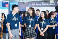 Quỳnh Hương (ở giữa) khởi nghiệp cùng dự án AllStep, cung cấp thiết bị hỗ trợ đi lại cho người bại não.