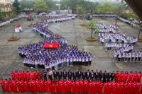 Hơn 1600 học sinh Trường THPT Vũ Tiên xếp hình Tổ quốc khi thực hiện nghi thức chào cờ.