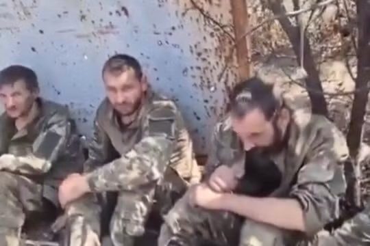 Lính Ukraine đồng loạt đầu hàng.