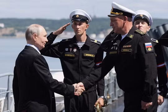 Tổng thống Nga Vladimir Putin gặp gỡ các thủy thủ trên tàu tuần dương tên lửa Varyag của Hạm đội Thái Bình Dương, ngày 12/8/2026.