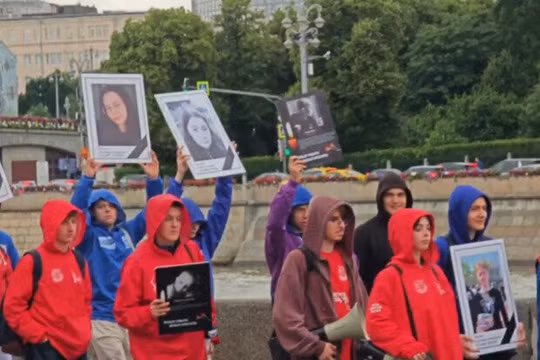Hàng trăm người ở Moscow, Nga biểu tình lên án Anh là nhà tài trợ khủng bố, ngày 18/6/2026.