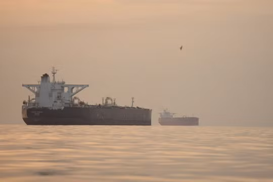 Các tàu thương mại đang di chuyển gần đảo Qeshm của Iran.