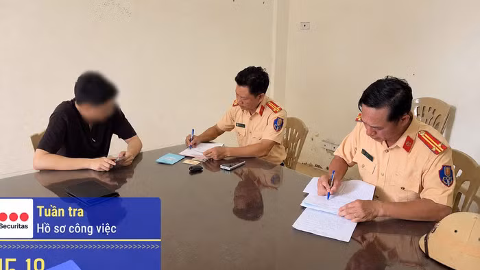 Lực lượng Cảnh sát giao thông lập biên bản xử phạt hành chính. Ảnh: CACC