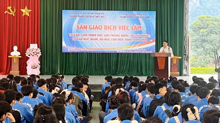 Trường Trung cấp nghề Miền núi Thanh Hóa phối hợp với doanh nghiệp tổ chức sàn giao dịch việc làm.