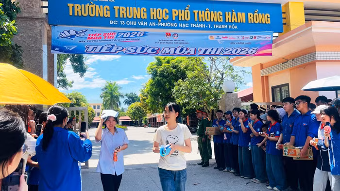 Thí sinh thi vào lớp 10 ở Thanh Hóa kết thúc buổi thi môn Toán.