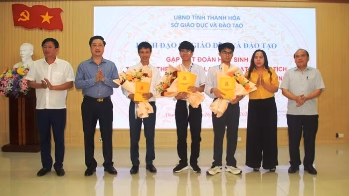 Lãnh đạo Sở GD&ĐT Thanh Hóa tặng hoa, quà chúc mừng thành tích của 2 học sinh và giáo viên Trường THPT chuyên Lam Sơn.