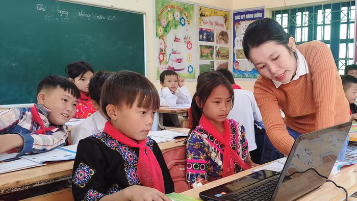 Học sinh điểm lẻ của Trường Tiểu học Trung Lý 1 học môn Tin học. Ảnh: Thế Lượng