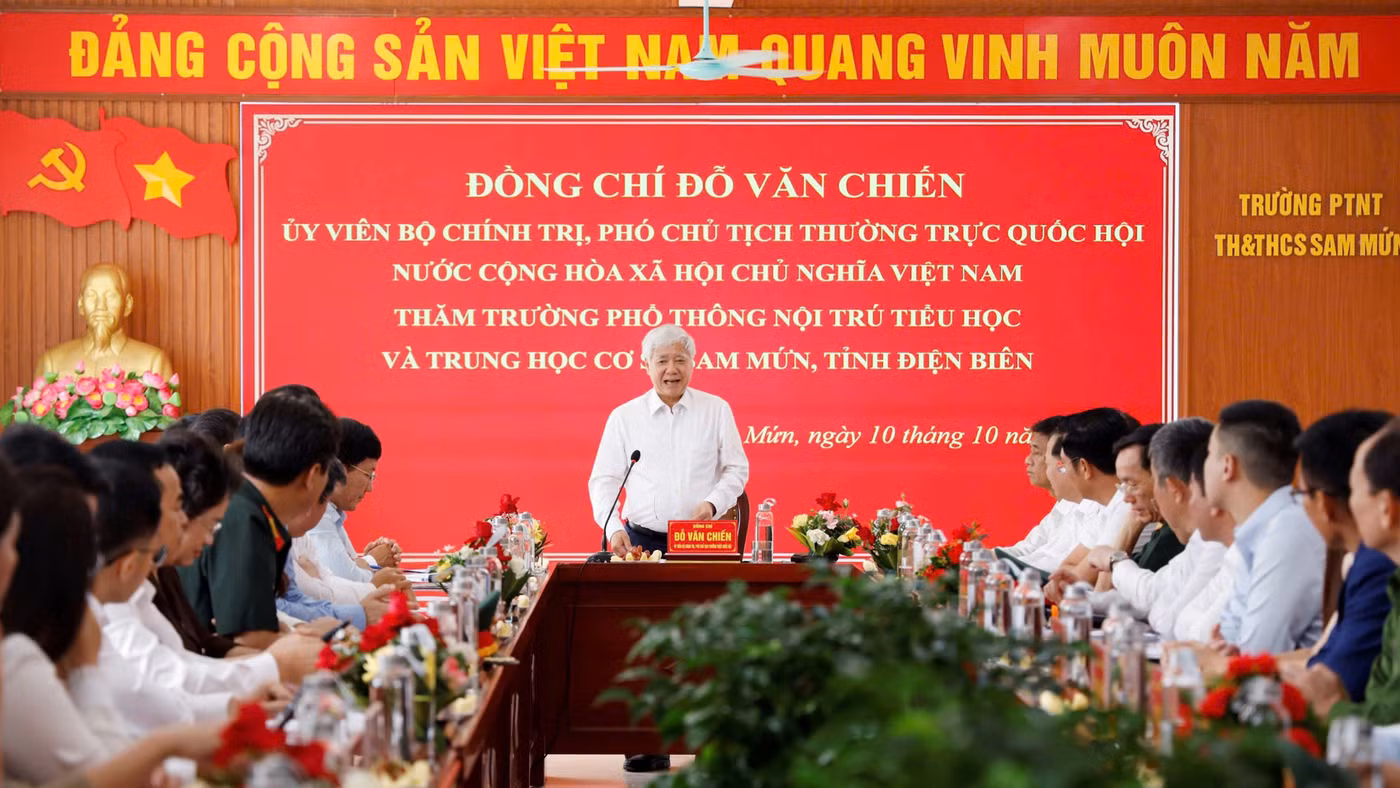 Phó Chủ tịch Thường trực Quốc hội Đỗ Văn Chiến cùng đoàn công tác và lãnh đạo tỉnh Điện Biên làm việc tại Trường PTNT TH&THCS Sam Mứn.