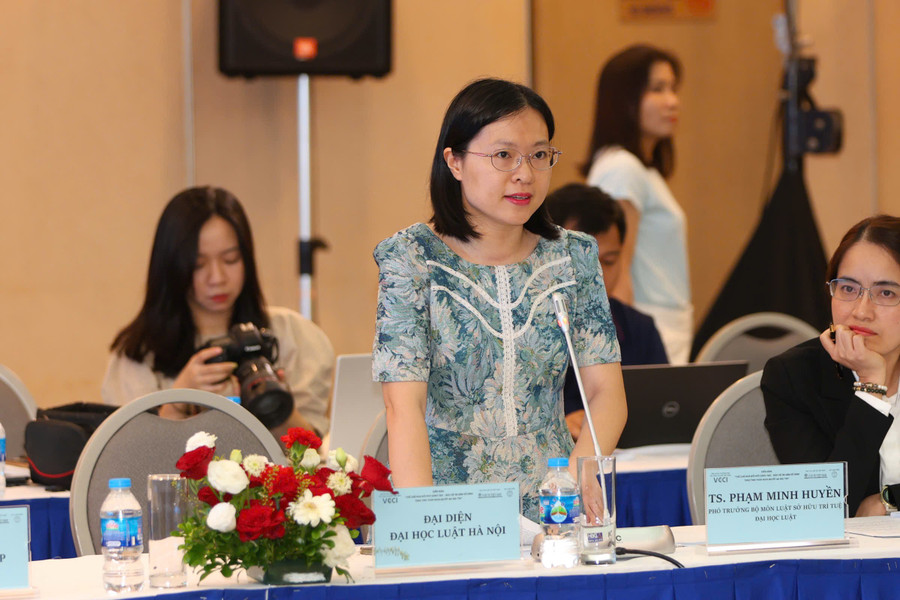 TS. Phạm Minh Huyền (Trưởng Bộ môn SHTT, đại diện Đại học Luật Hà Nội) chia sẻ về những khoảng trống pháp lý khi thực hiện Tòa SHTT. z6999350762532-54d2da7fd6e7605c7447d183b94ad8f1.jpg