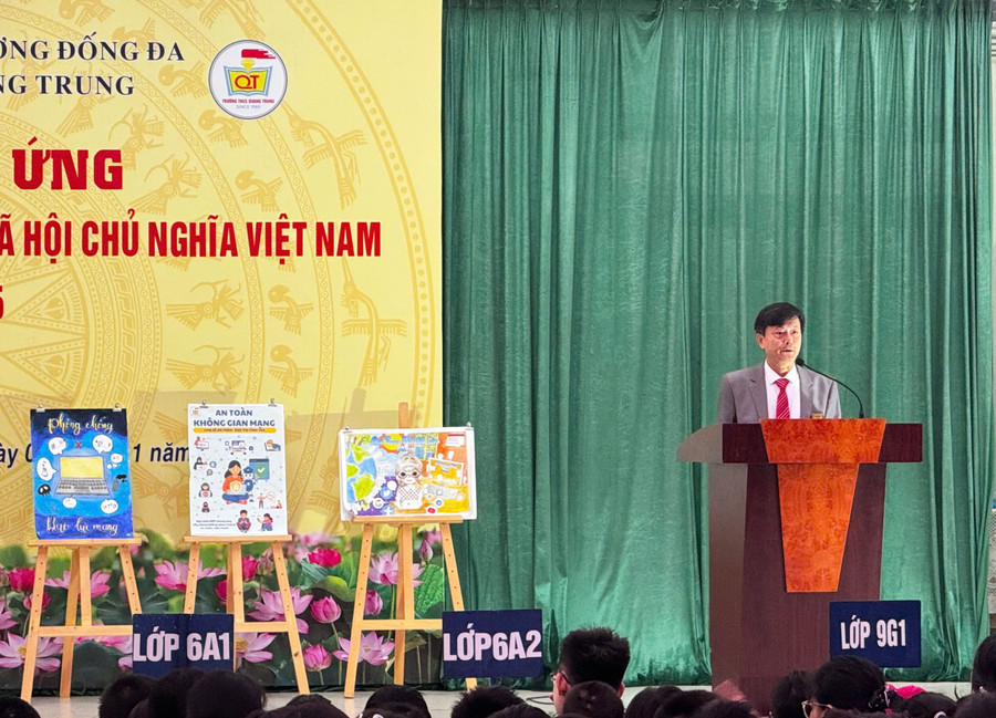 Thầy Trần Quốc Hải, Hiệu trưởng Trường THCS Quang Trung. z7183846079592-e78660770f14c7e3f9de9ed3db0f52be.jpg