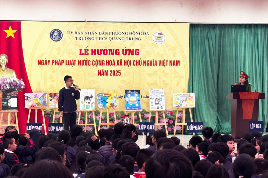 Phần tương tác thú vị giữa Đại úy Nguyễn Việt Hà với các em học sinh, giúp các em nắm bắt rõ hơn những thông tin pháp luật cần thiết. z7183846069122-c5ef2765d691710448d490f48a7c2b7f.jpg