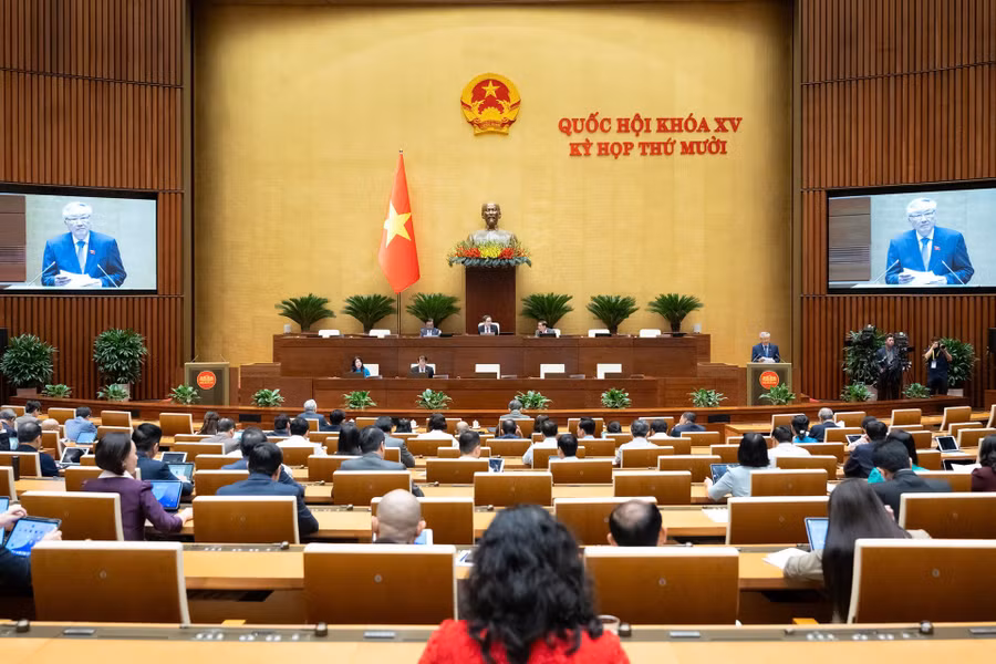 Phó Thủ tướng Thường trực Nguyễn Hòa Bình thay mặt Chính phủ trình bày tờ trình.