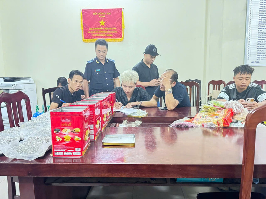 Lực lượng chức năng đang xử lý vụ việc. Ảnh: TG