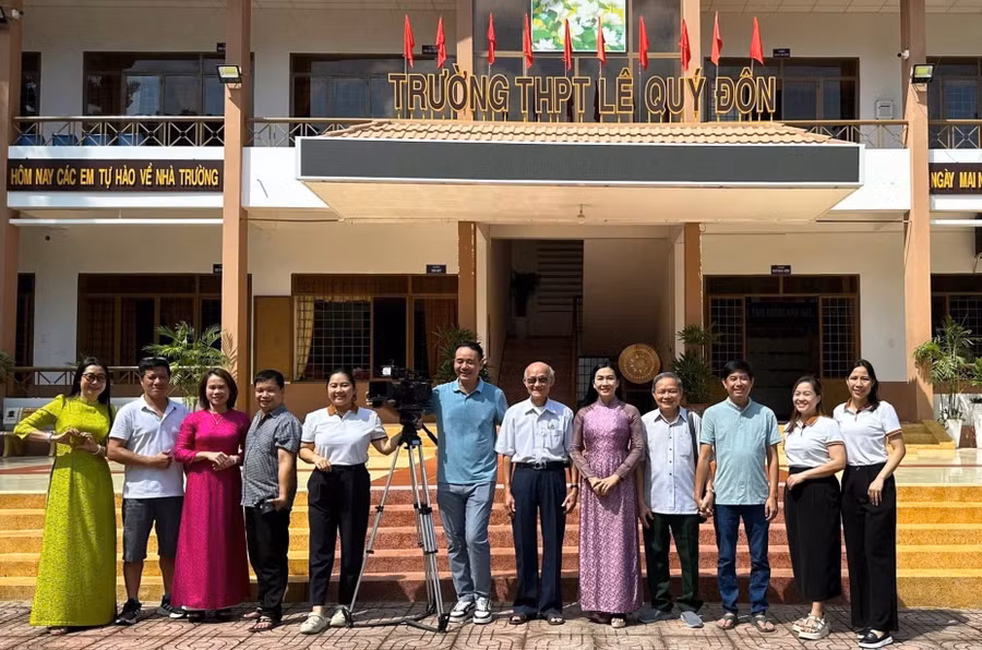 Đoàn phim “Nhà giáo đi B” cùng các thầy cô giáo tại trường THPT Lê Quý Đôn, Đắk Lắk