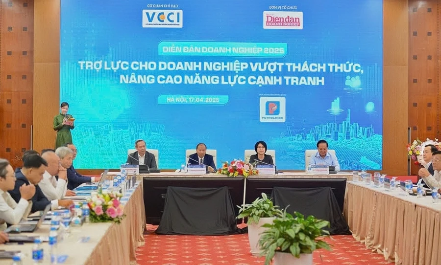 Quang cảnh Diễn đàn "Doanh nghiệp 2025: Trợ lực cho doanh nghiệp vượt thách thức, nâng cao năng lực cạnh tranh".