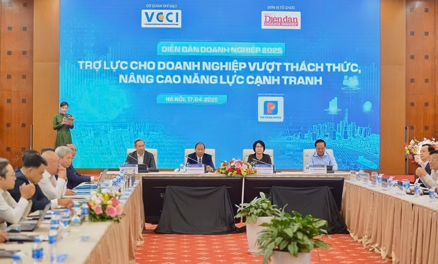 Quang cảnh Diễn đàn "Doanh nghiệp 2025: Trợ lực cho doanh nghiệp vượt thách thức, nâng cao năng lực cạnh tranh".