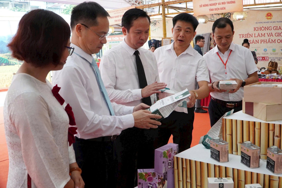 Đại biểu đi thăm các gian hàng tại Khu trưng bày sản phẩm. anh-lang-nghe-5.jpg