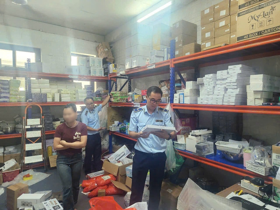 Lực lượng chức năng tiến hành kiểm tra kho hàng