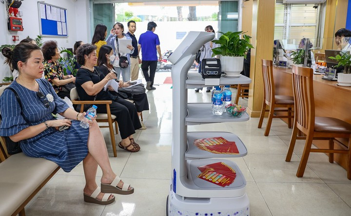 Miễn phí đồ ăn nhẹ, nước uống cho người dân đến làm thủ tục hành chính công được xem là hoạt động rất nhân văn. anh-robot-ai-10-10521791.jpg