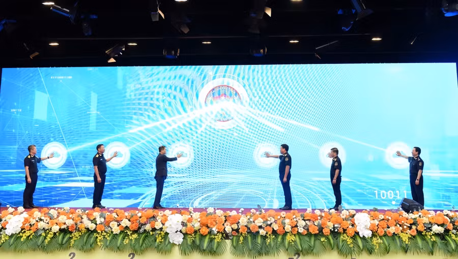 Các đại biểu bấm nút khởi động ứng dụng Viet Nam Customs Data