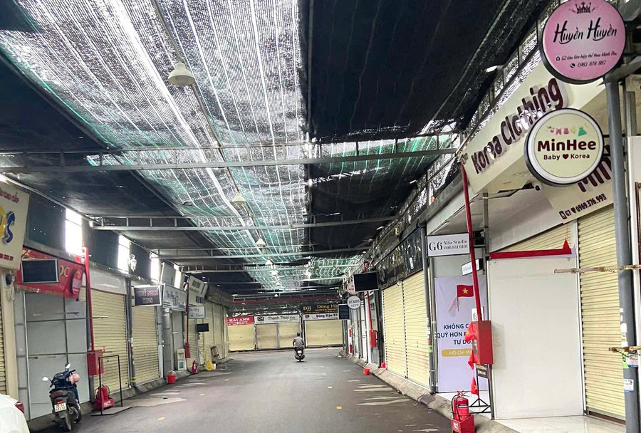 Những kiot từng tấp nập người mua bán, ra vào tại chợ Ninh Hiệp (Hà Nội) "bỗng dưng" đóng cửa, ngừng giao dịch không lý do. 5eca6b4a9fe12abf73f0-1024.jpg