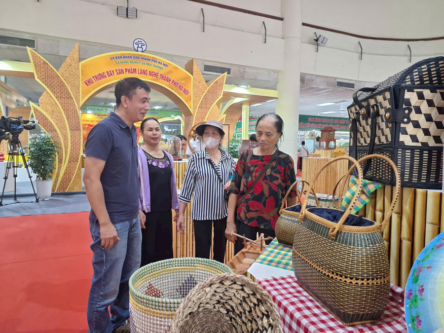 Khu trưng bày sản phẩm làng nghề với nhiều mặt hàng truyền thống từ nhiều địa phương. lang-nghe-3.jpg