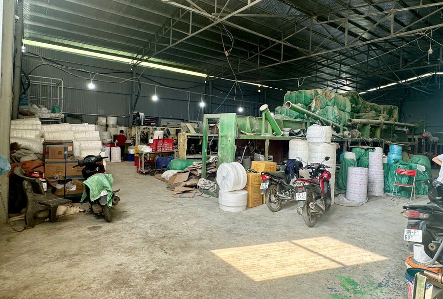 Quang cảnh kho hàng, sản xuất sản phẩm giả. z6993113525918-366eac783ebce79eea6dc0d9e93794e9-sao-chep.jpg
